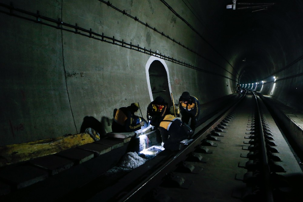 锡林浩特铁路运营隧道病害现状